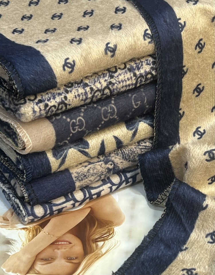 شال مخمل کرم سرمه ای code:3024