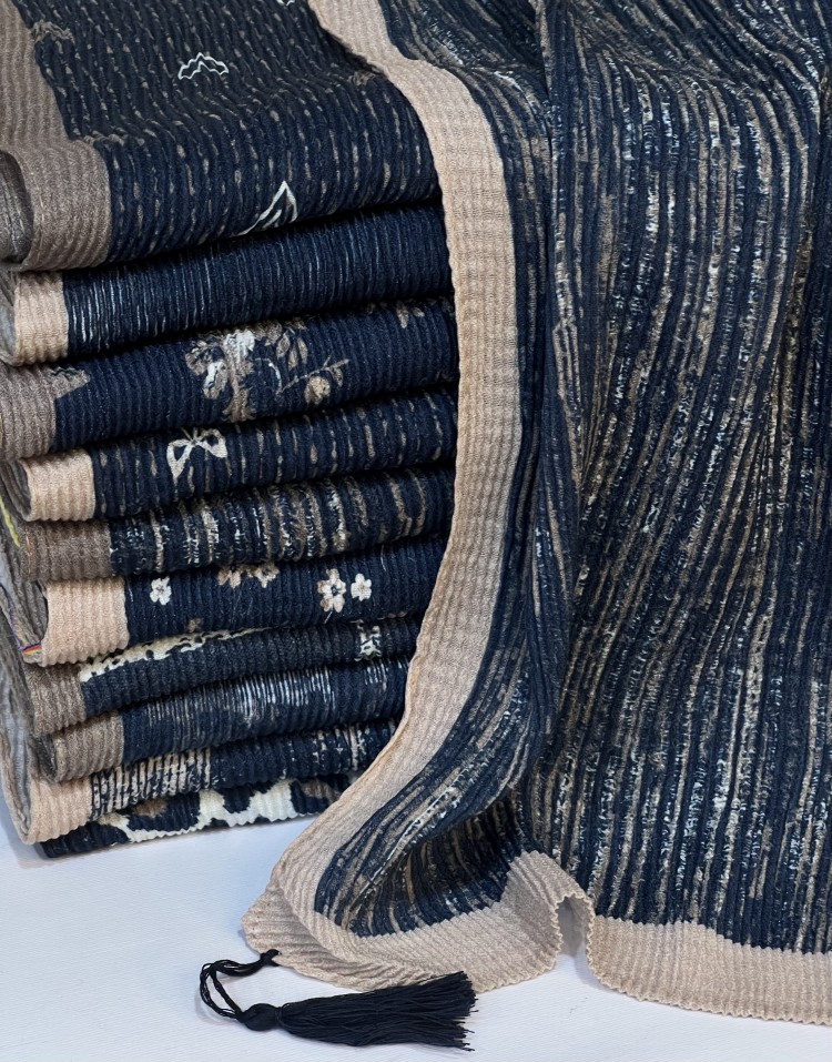 شال پلیسه طرحدار کرم سرمه ای code:3105