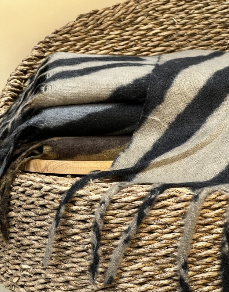 شال موهر ریشه دار زبرا وارداتیcode:3111