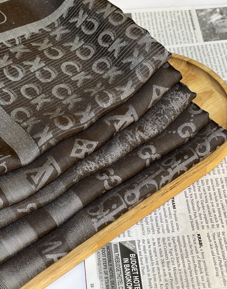 شال طرح مارک قهوه ای کرمcode:3116