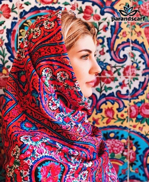 بررسی انواع استایل مناسب شال گل گلی 1