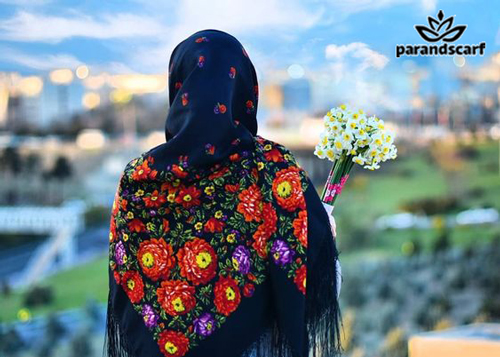 بررسی انواع استایل مناسب شال گل گلی 2